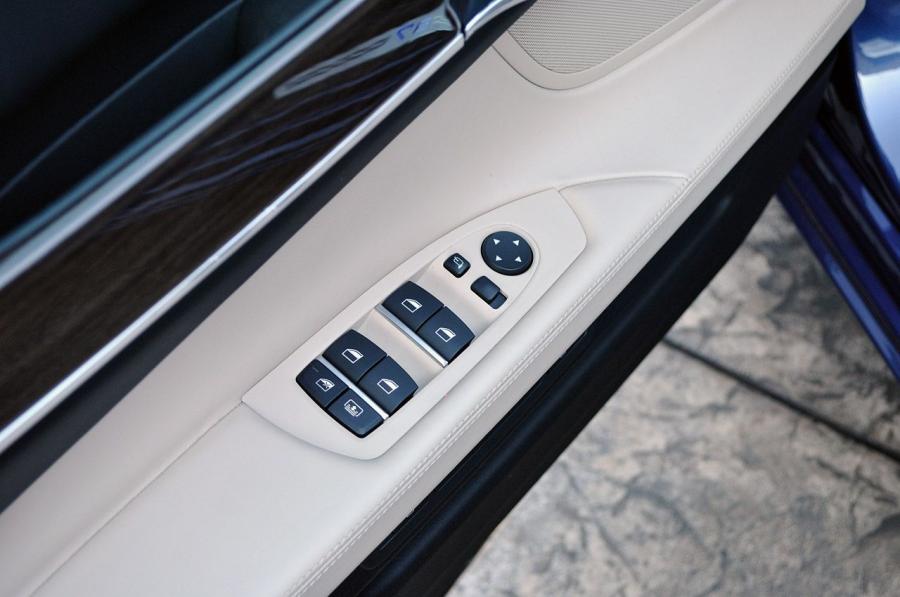 Детали интерьера Alpina B7 Bi-Turbo (F01) 2010 года  (NA) (фото 29 из 50)